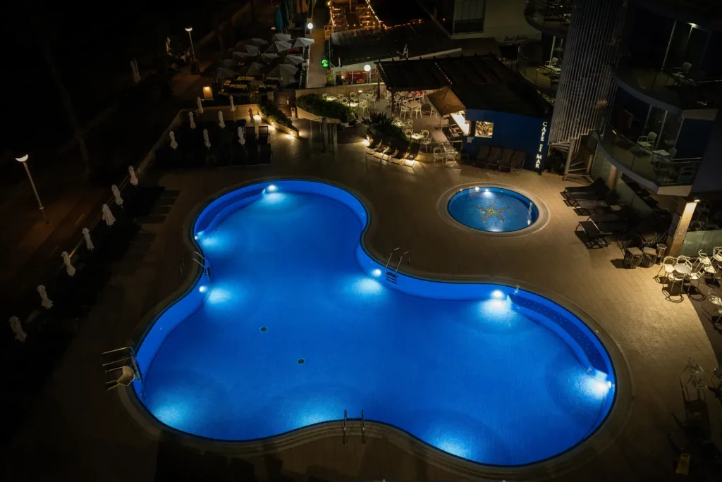 piscina augustus noche